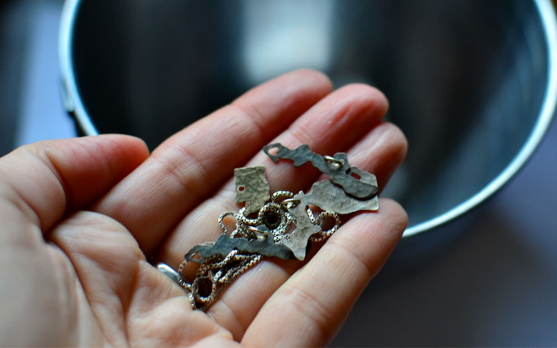 Kararmış mezar taşı nasıl temizlenir